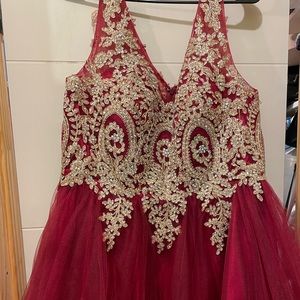 I’m selling this beautiful dress worn once